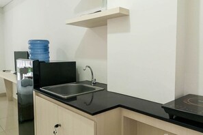 Deluxe Studio | Private kitchen | Full-size fridge, stovetop