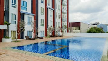 Una piscina al aire libre