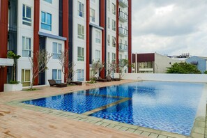 Outdoor pool - Modern Look And Comfortable Studio Barsa City Apartment (Yogyakarta)