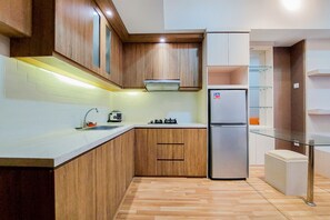 Deluxe Apartment, 1 Bedroom | Private kitchen | Full-sized fridge, stovetop - Simply Look And Homey 1Br At Casa De Parco Apartment (Pagedangan)