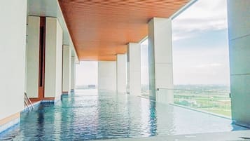 Indoor/outdoor pool