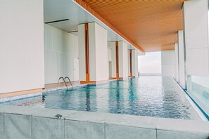Indoor/outdoor pool