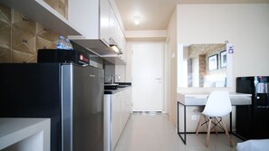 Deluxe Studio | Private kitchen | Full-size fridge, stovetop