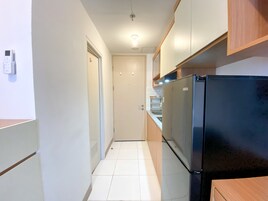 Deluxe Studio | Private kitchen | Full-size fridge, stovetop