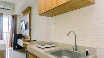 Estudi Deluxe | Cuina privada | Frigorífic gran i placa de cuina