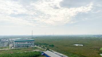 إطلالة على المدينة من المنشأة