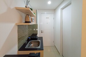 Deluxe Studio | Private kitchen | Full-size fridge, stovetop