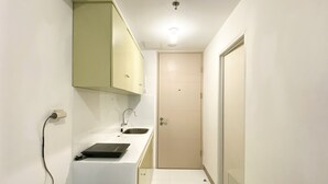 Deluxe Studio | Private kitchen - Homey And Enjoy Living Studio Tokyo Riverside Pik 2 Apartment (Teluknaga)
