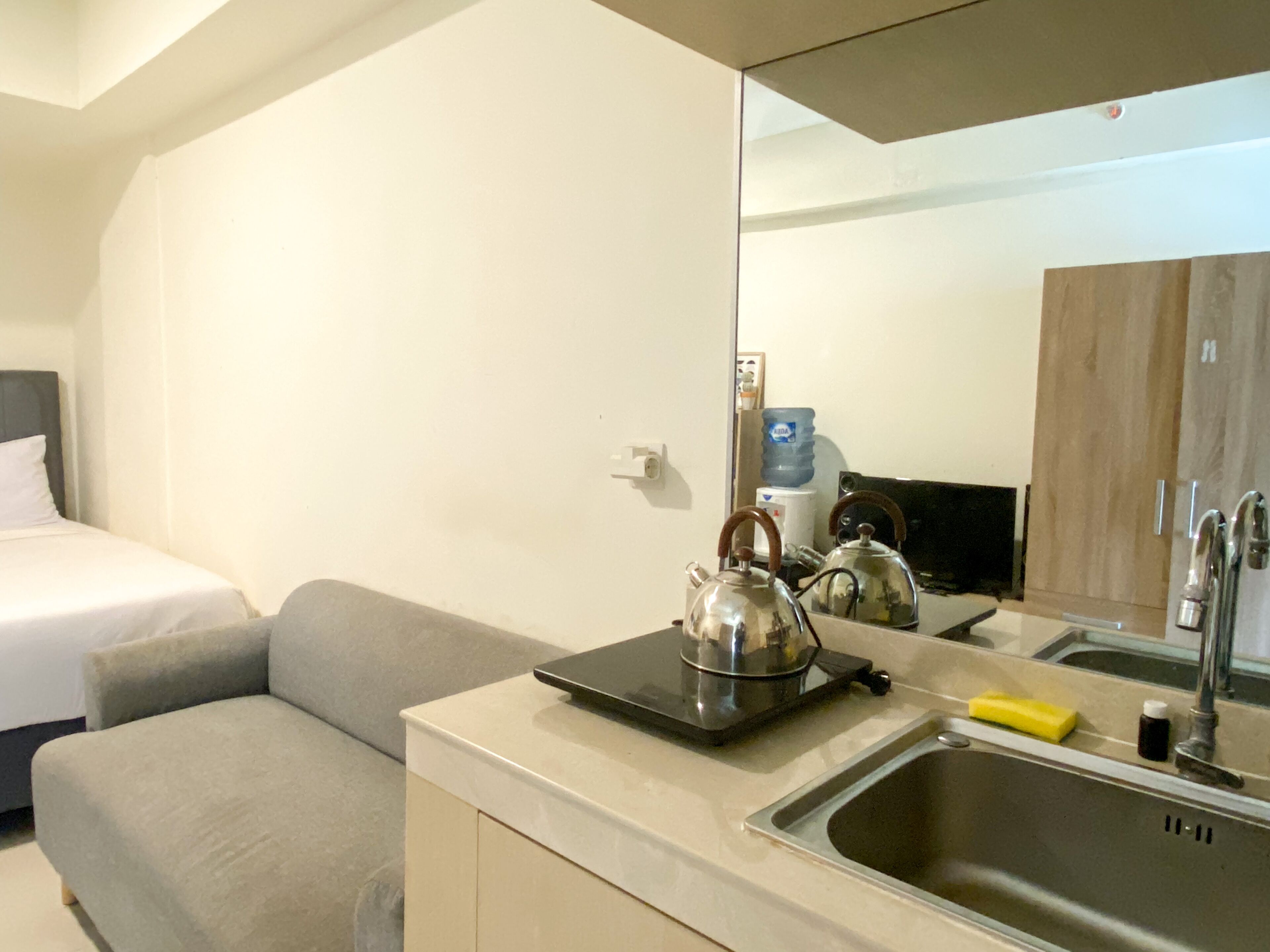 Deluxe Studio | Private kitchen | Full-size fridge, stovetop