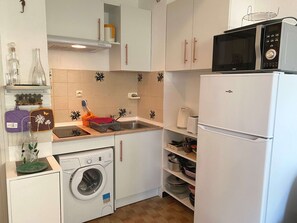 Fridge, microwave, stovetop, coffee/tea maker