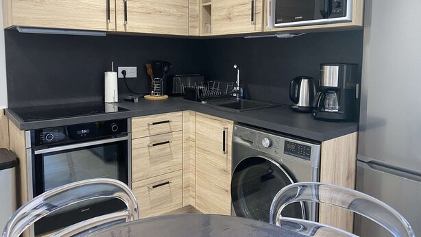 Fridge, microwave, oven, stovetop - Modern 1-Bed Apt near Thau Lagoon, A/C & Internet, Close to Town Center (Balaruc-les-Bains)