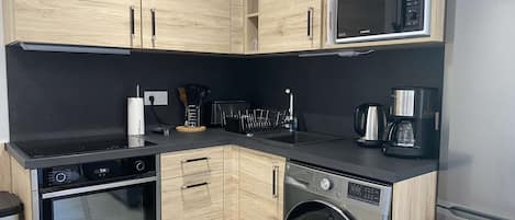 Kjøleskap, mikrobølgeovn, ovn og kokeplater