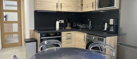 Frigorífico, microondas, horno y placa de cocina