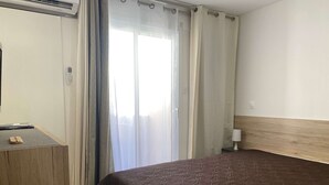 1 bedroom, free WiFi - Modern 1-Bed Apt near Thau Lagoon, A/C & Internet, Close to Town Center (Balaruc-les-Bains)
