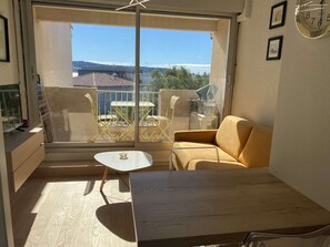 TV - T1 Loft with Air Conditioning, Parking and Wifi in Balaruc-les-Bains (Balaruc-les-Bains)