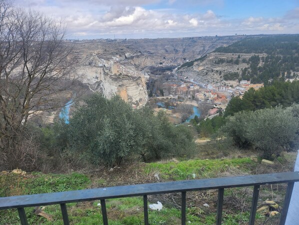 المنطقة المحيطة بالمنشأة