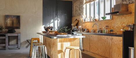 Kjøleskap, mikrobølgeovn, ovn og oppvaskmaskin