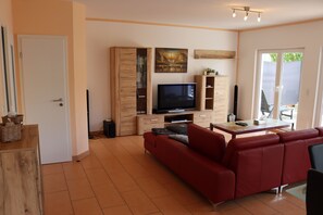 Smart-TV, DVD-Player, Tischtennisplatte, Bücher