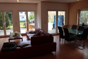 Smart-TV, DVD-Player, Tischtennisplatte, Bücher