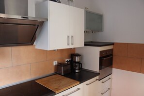 Kühlschrank, Ofen, Herdplatte, Wasserkocher mit Kaffee-/Teezubehör