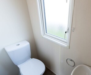 Bathroom - Gorse Hill Hideaway (Poole, Dorset, United Kingdom)