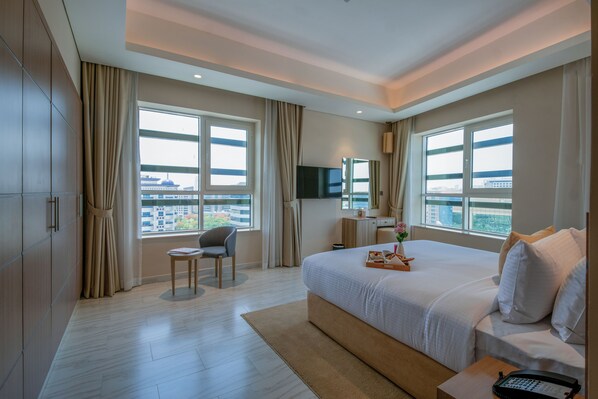 In-room safe, iron/ironing board, free WiFi, bed sheets - Jood Hotel Apartment (Dubai)