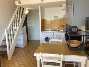Kühlschrank, Mikrowelle, Herdplatte, Wasserkocher mit Kaffee-/Teezubehör