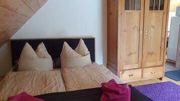 4 bedrooms, desk, free WiFi, bed sheets