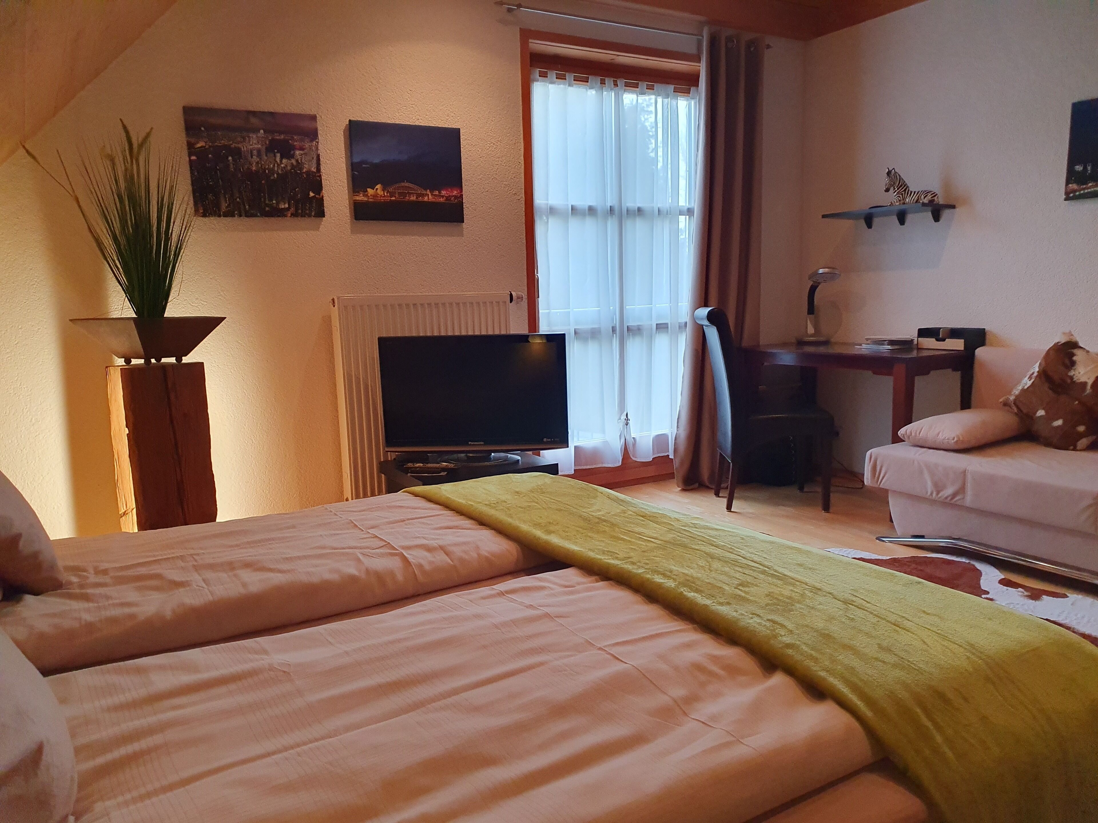 4 bedrooms, desk, free WiFi, bed sheets