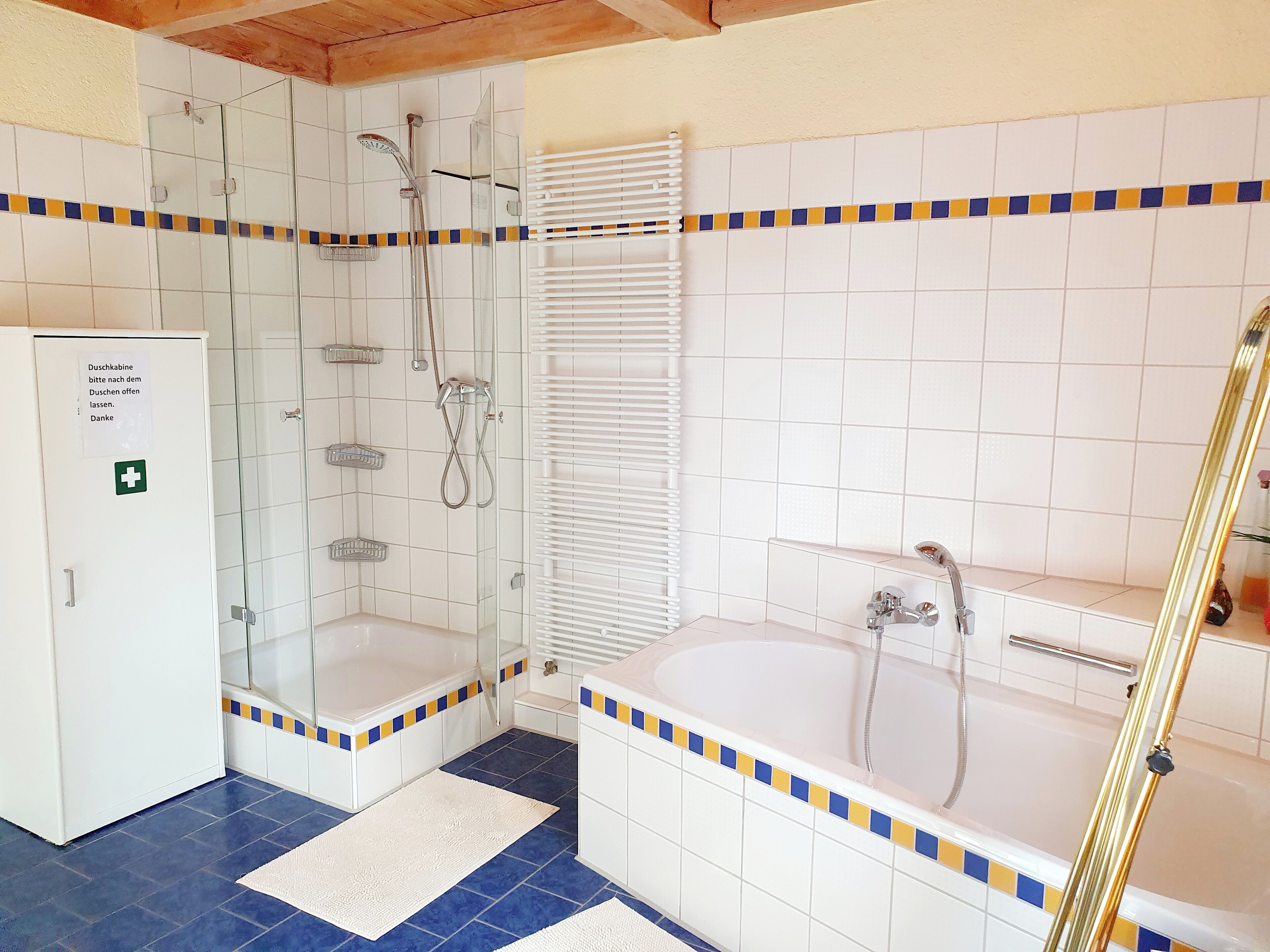 Haartrockner, Bidet, Handtücher, Seife