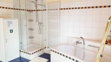 Haartrockner, Bidet, Handtücher, Seife