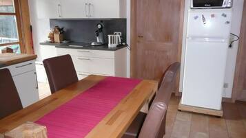 Coffee/tea maker, fridge, microwave, stovetop