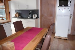 Køleskab, mikrobølgeovn, kogeplade, opvaskemaskine