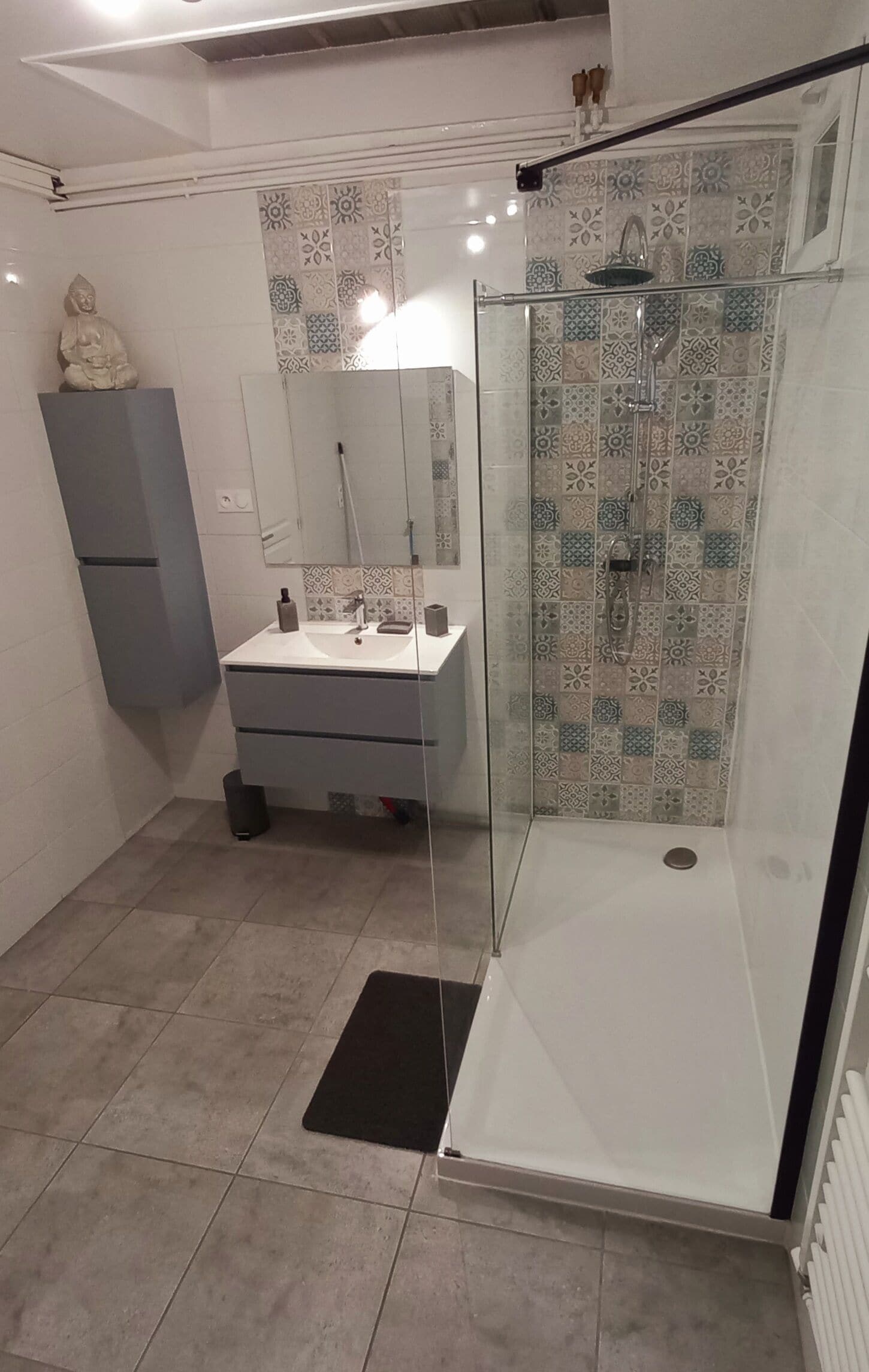 Douche, sèche-cheveux, serviettes fournies, savon