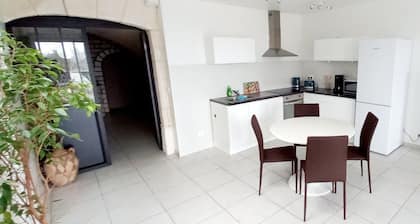 Charming semi-troglodytic gĂźte