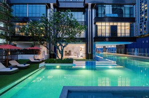 Outdoor pool - SILQ Hotel And Residence (Bangkok)