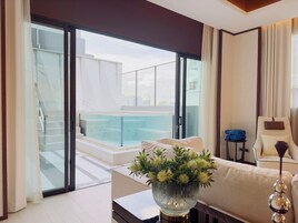 SILQ Penthouse (With Plunge Pool) | Rúmföt af bestu gerð, dúnsængur, öryggishólf í herbergi