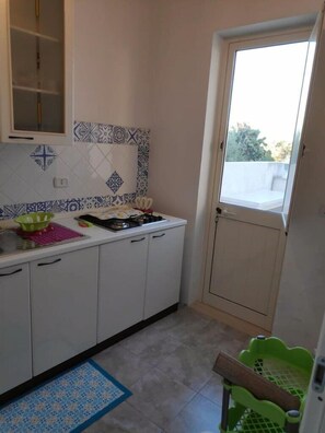 Estudio Grand | Cocina privada | Refrigerador, parrilla de estufa y molino para café 