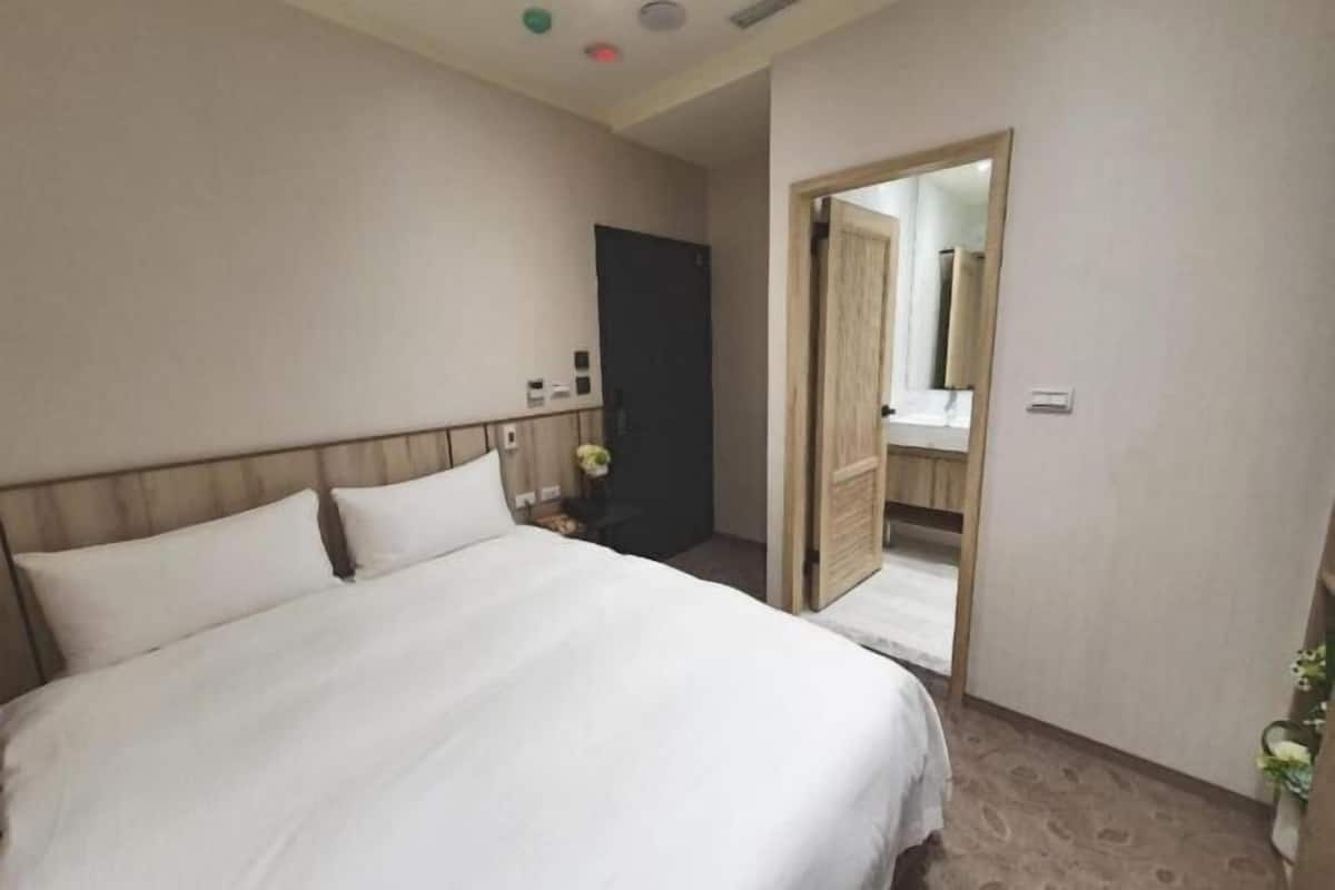 Bar mini, peti besi dalam bilik, langsir/tirai gelap terus