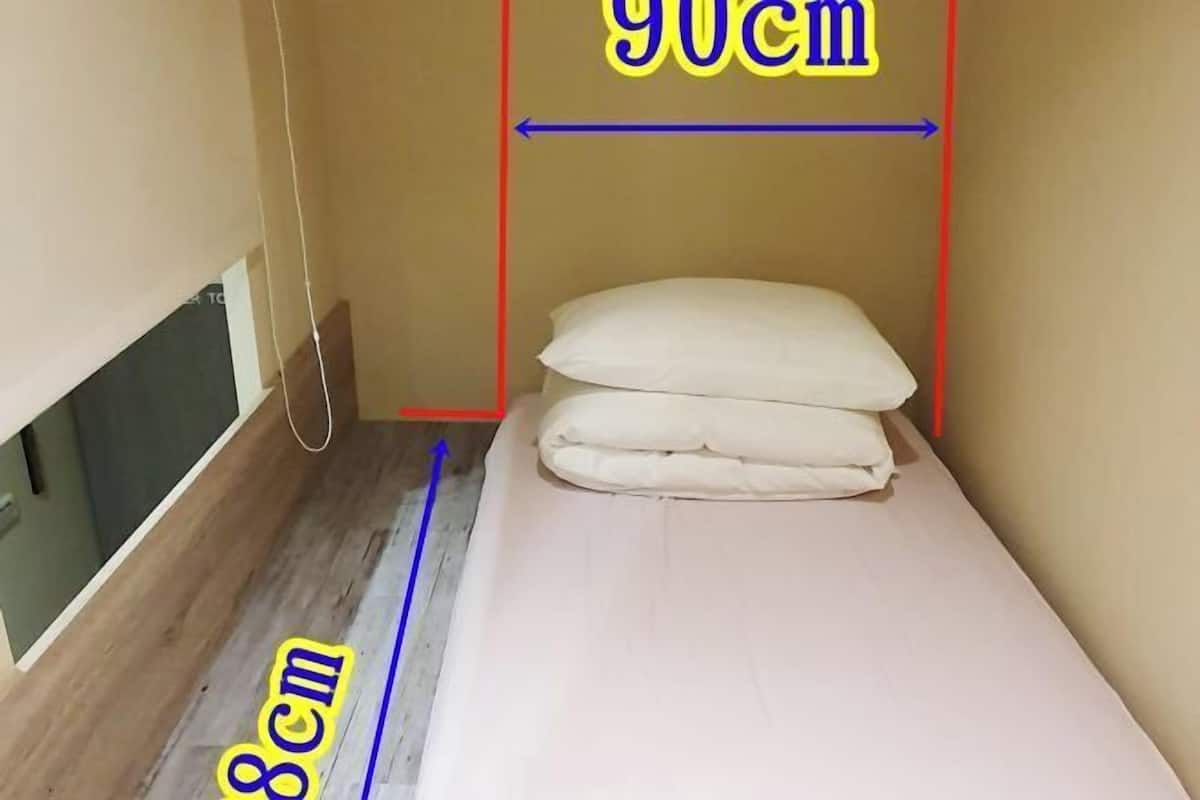 Bar mini, peti besi dalam bilik, langsir/tirai gelap terus