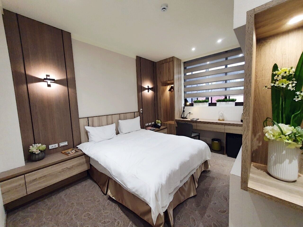 standard double room | minibar, in-room safe, blackout curtains, iron/ironing board
