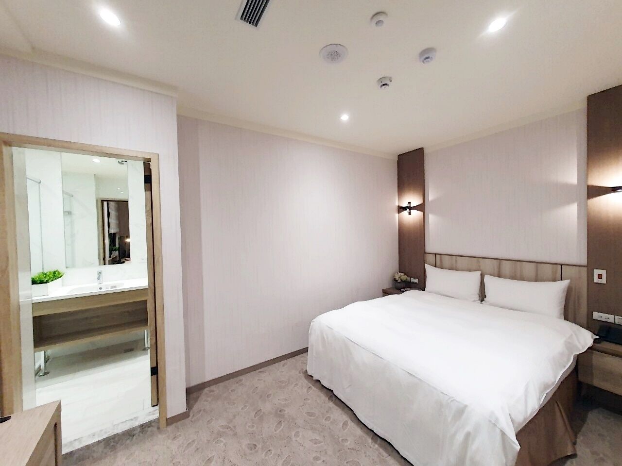 standard double room | minibar, in-room safe, blackout curtains, iron/ironing board