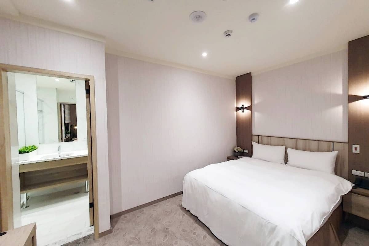 standard double room | minibar, in-room safe, blackout curtains, iron/ironing board