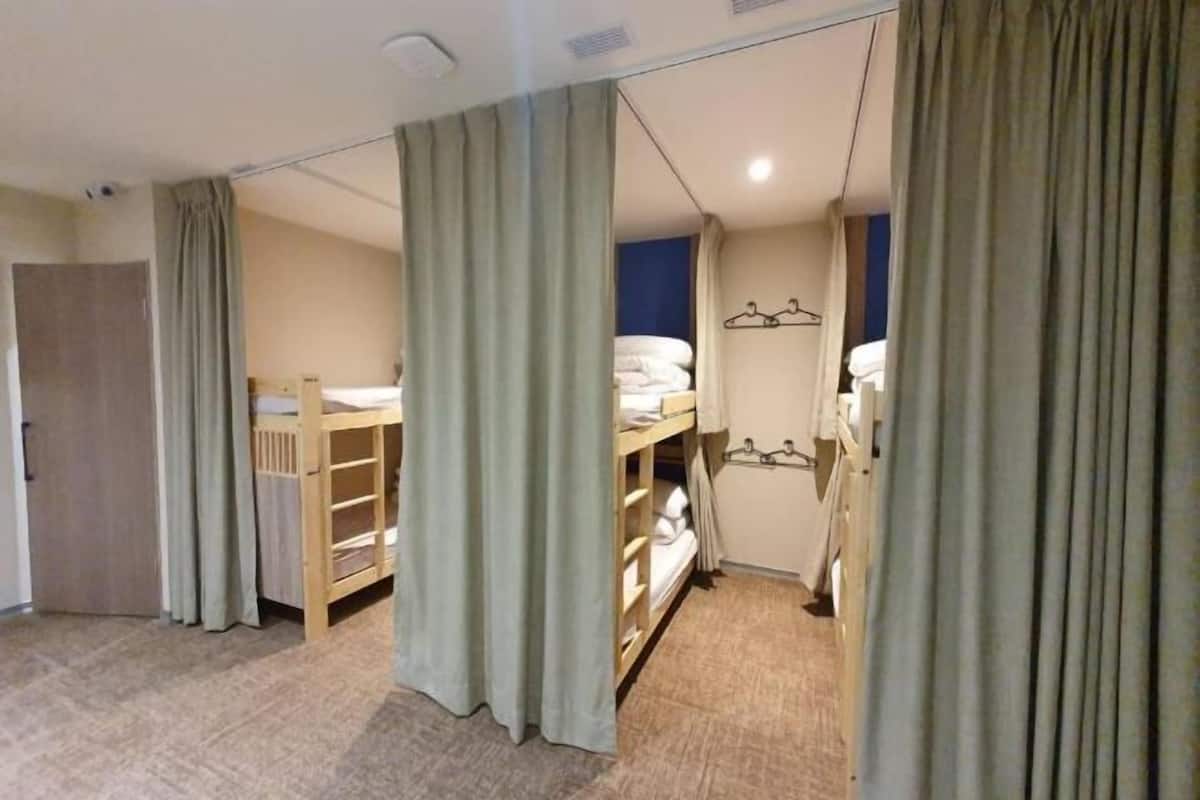 Bar mini, peti besi dalam bilik, langsir/tirai gelap terus