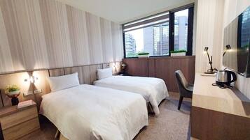 Habitación estándar con 2 camas individuales | Minibar, caja de seguridad en la habitación y cortinas blackout