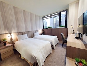 Kamar Twin Standar | Minibar, brankas, tirai kedap cahaya, dan setrika/meja setrika