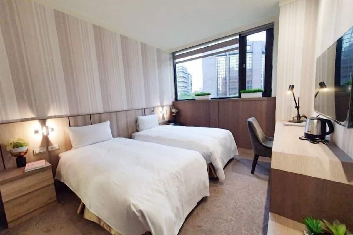 Bar mini, peti besi dalam bilik, langsir/tirai gelap terus