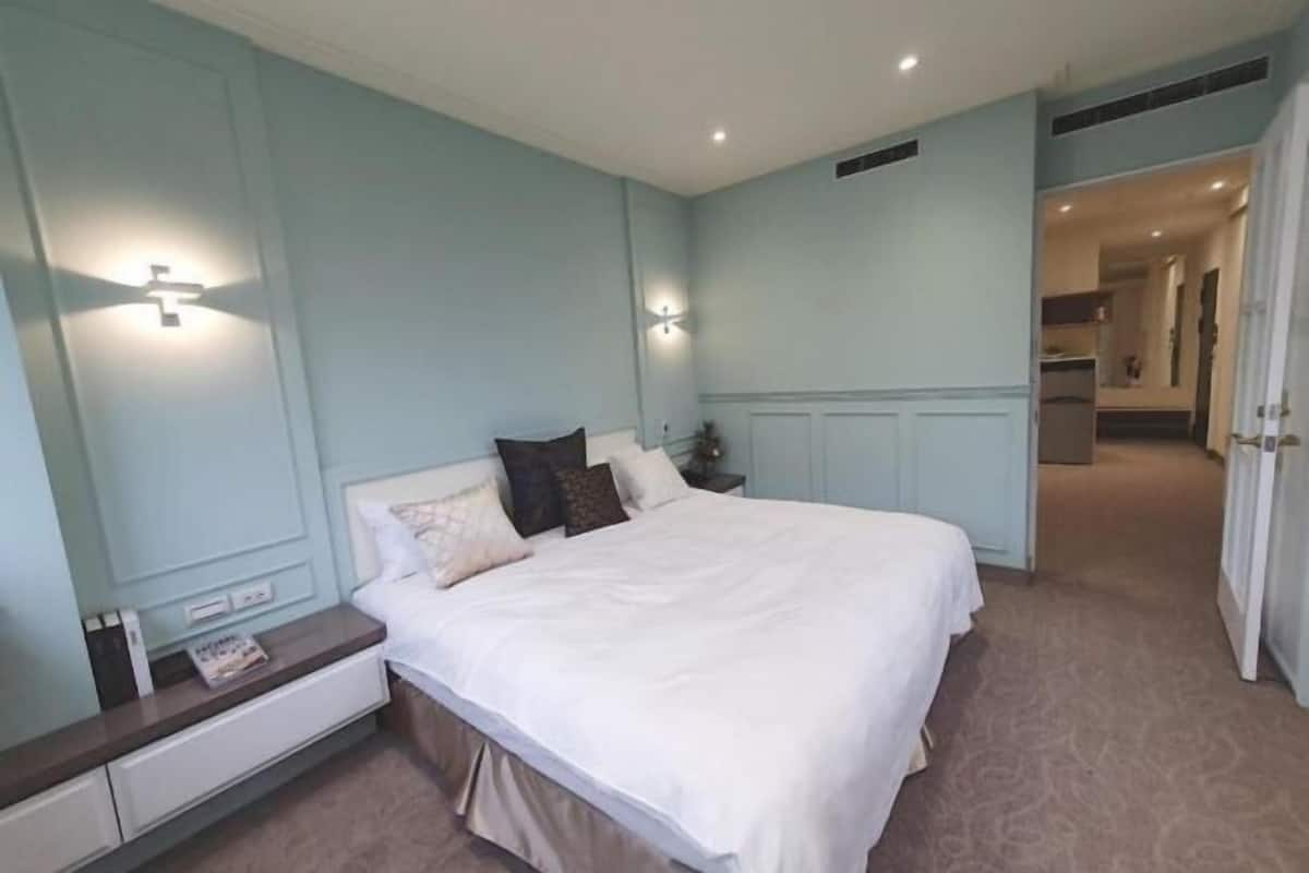 Bar mini, peti besi dalam bilik, langsir/tirai gelap terus