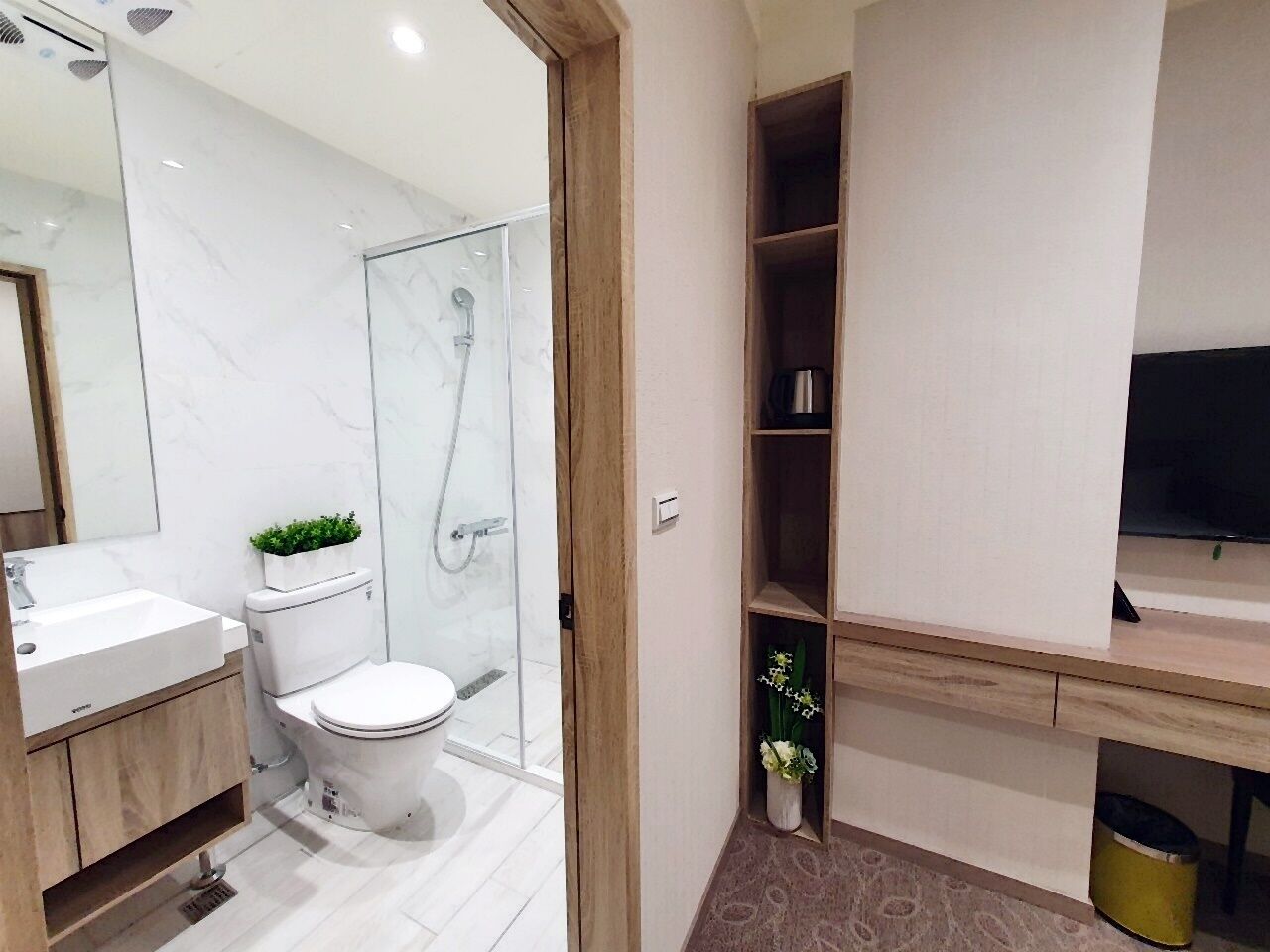 standard double room, no windows | bathroom | free toiletries, hair dryer, slippers, shampoo