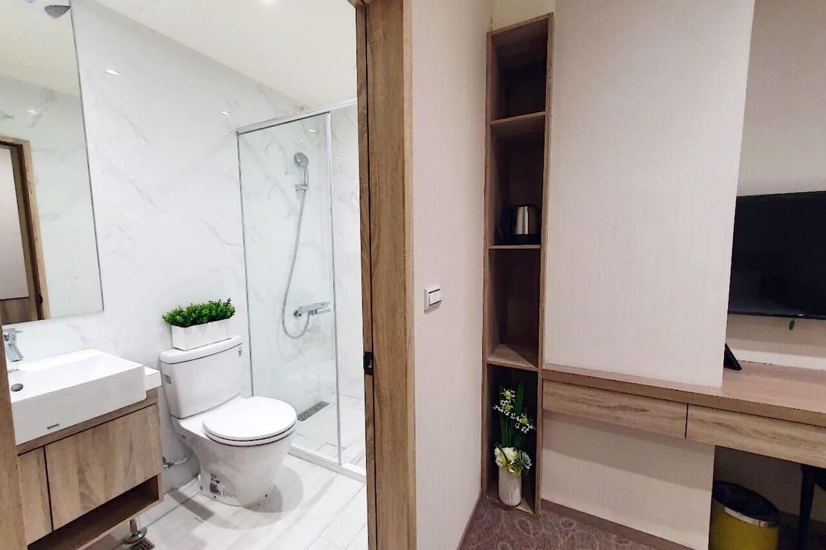 standard double room, no windows | bathroom | free toiletries, hair dryer, slippers, shampoo